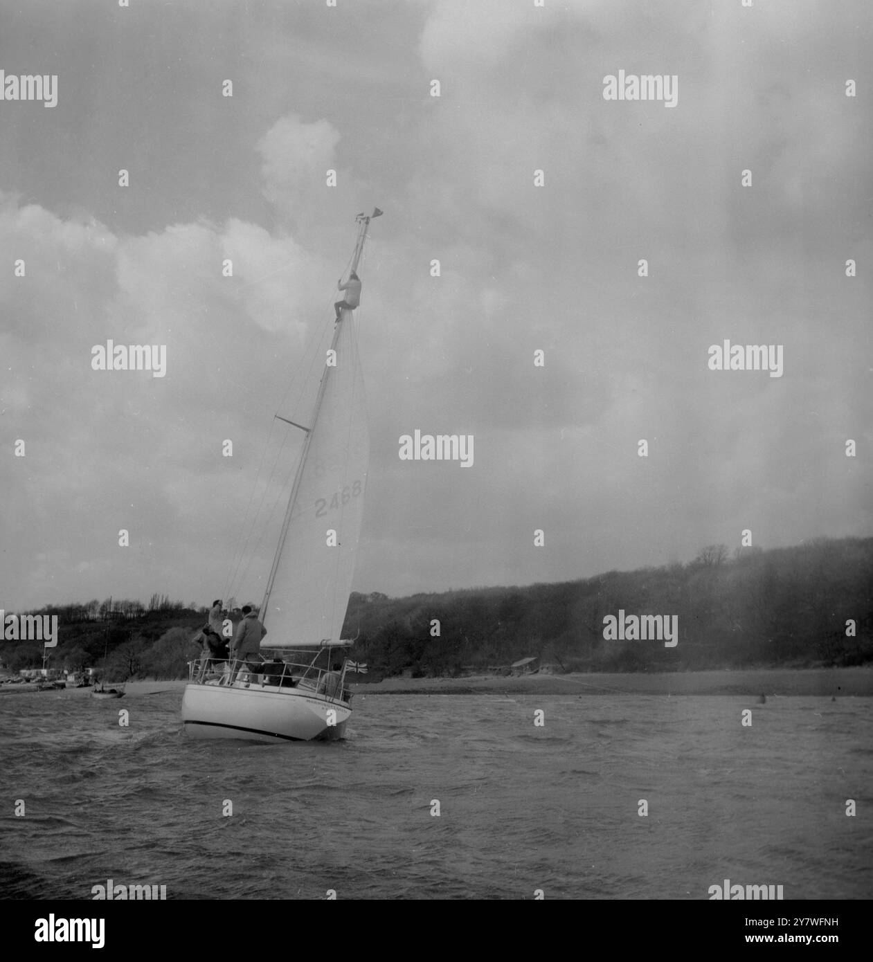 Rochester , Kent : leader dell' opposizione sig. Il nuovo incrociatore da corsa di Edward Heath, il Morning Cloud, visto durante le prove off shore dopo essere stato lanciato oggi a Lower Upnor, nei pressi di Rochester. Heath , leader del partito conservatore britannico , appassionato di nautica , intende condurre il suo nuovo yacht in diversi eventi della sua classe intorno alla costa inglese in questa stagione . 12 aprile 1969 Foto Stock