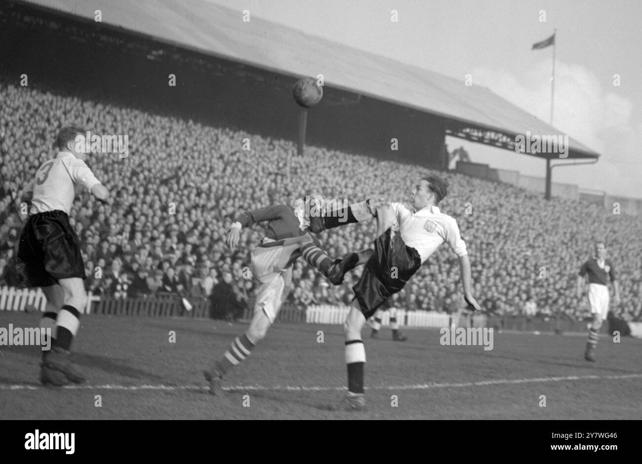 Constantine ( a sinistra ) , il Millwall interno a destra , in duello con un difensore del Fulham durante il quarto turno della F A Cup al Den , New Cross , Londra . 27 gennaio 1951 Foto Stock