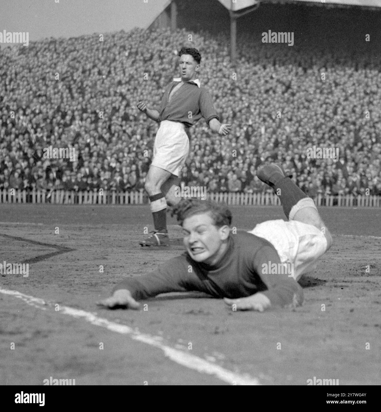 Venerdì Santo con Millwall contro Tottenham Hotspur. Malcolm Finlayson scende sulla terra mentre fa un salvataggio dagli Spurs. 26 marzo 1948 Foto Stock