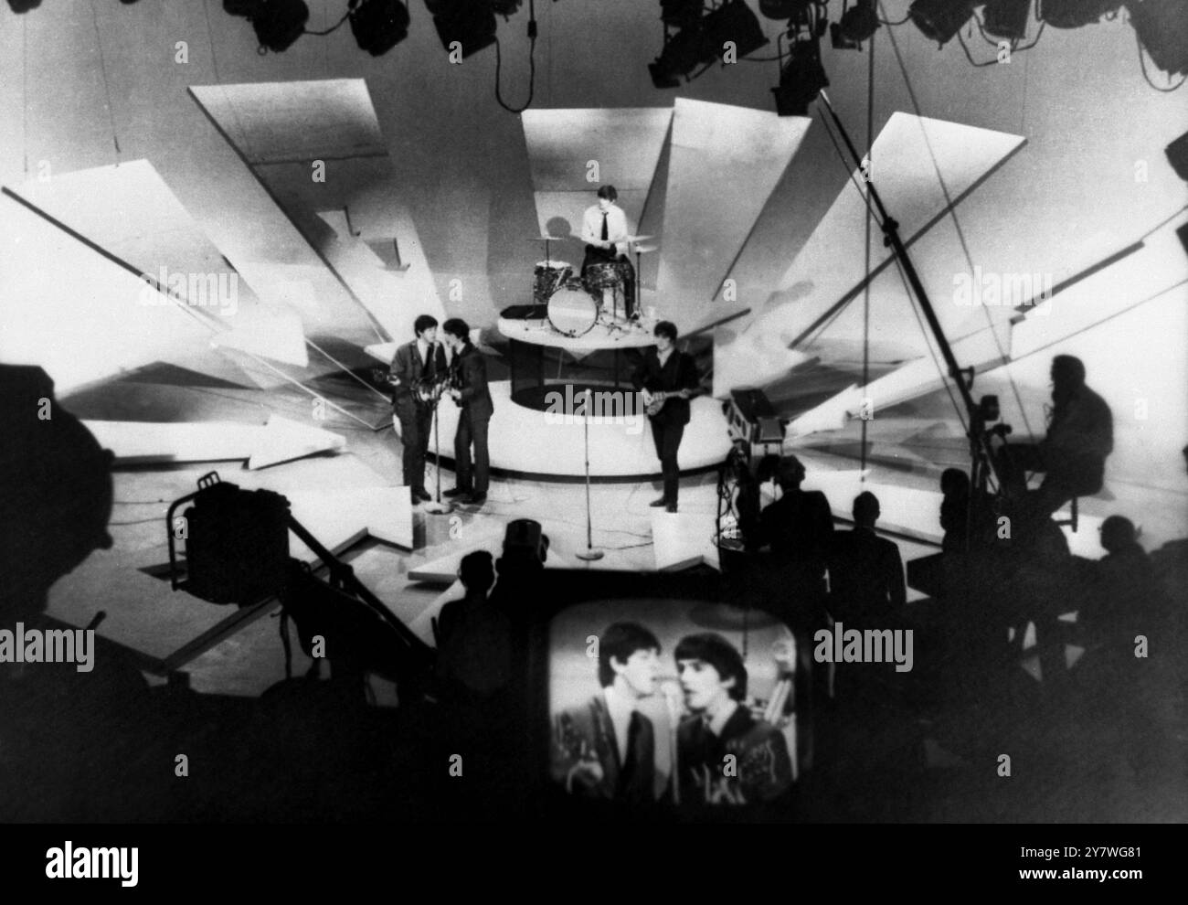 The Beatles - prove per lo show televisivo ed Sullivan a New York - Paul McCartney, George Harrison e John Lennon con Ringo Starr alla batteria. 10 febbraio 1964 Foto Stock