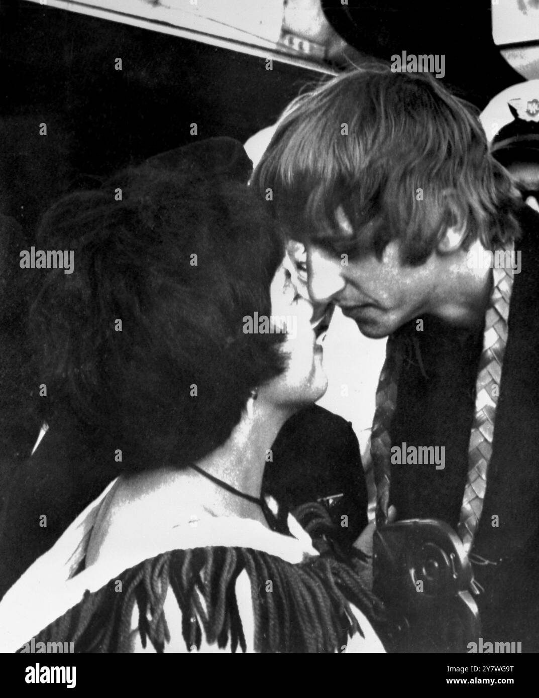 Ringo Starr riceve un tradizionale saluto maori dal Maori Nancy Manurui mentre lui e i suoi compagni Beatles arrivavano a Wellington , nuova Zelanda . 21 giugno 1964 Foto Stock