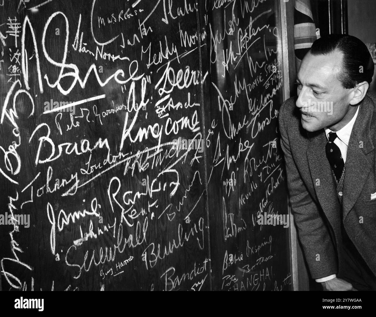 L'uomo che è tornato. Il capo squadrone R R Stanford Tuck , DSO , DFC , ritorna alla White Hart Public House di Brasted dove , nel 1940 , firmò il suo nome sulla lavagna con altri piloti della Battle of Britain della RAF Biggin Hill . 26 giugno ,1956 Foto Stock