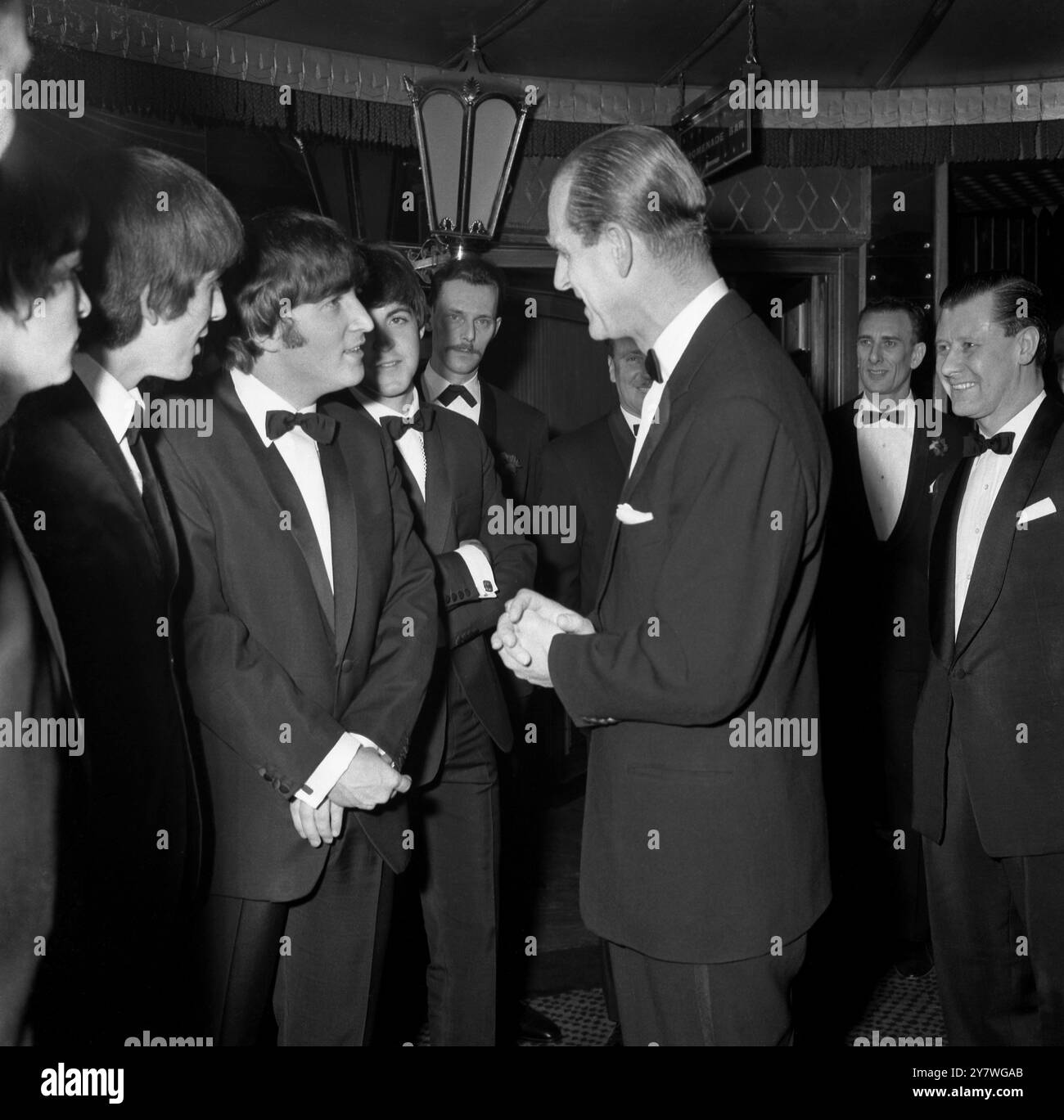 Sua altezza reale il Principe Filippo con i Beatles a Londra al Carl - Alan Awards all'Empire Ballroom di Leicester Square, Londra. Da sinistra a destra - Ringo Starr , George Harrison , John Lennon e Paul McCartney . 23 marzo 1964 Foto Stock