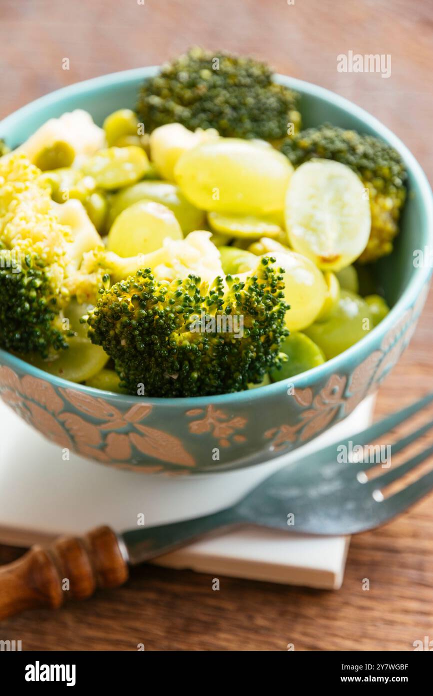Broccoli vegani fatti in casa, fave e insalata di uva. Foto Stock