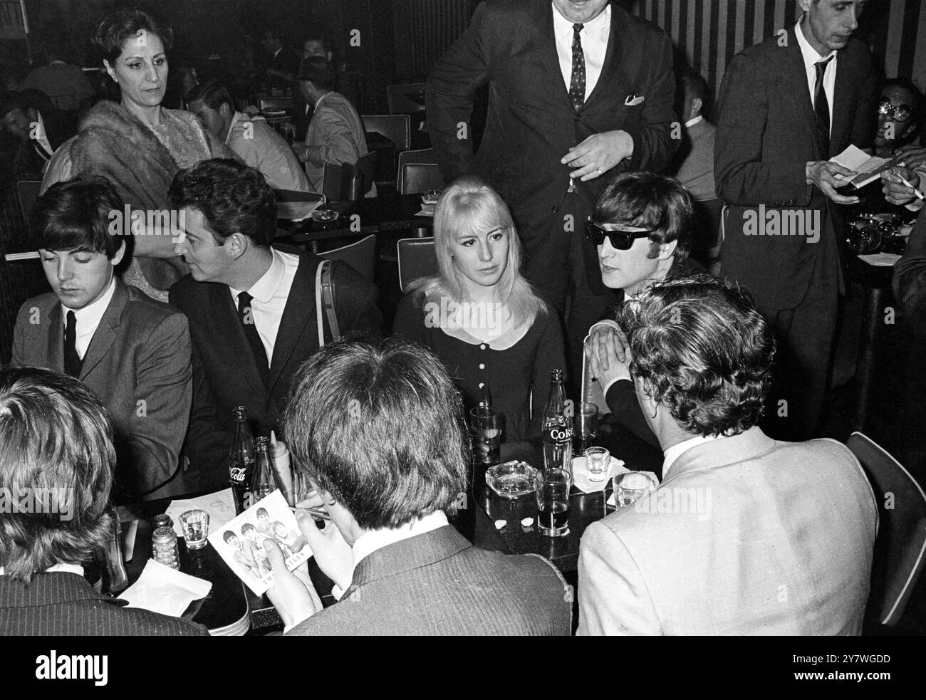 I Beatles in un locale notturno di Miami durante il loro tour negli Stati Uniti. Nella foto accanto a John Lennon , con gli occhiali scuri , si trova sua moglie Cynthia . 17 febbraio 1964 Foto Stock