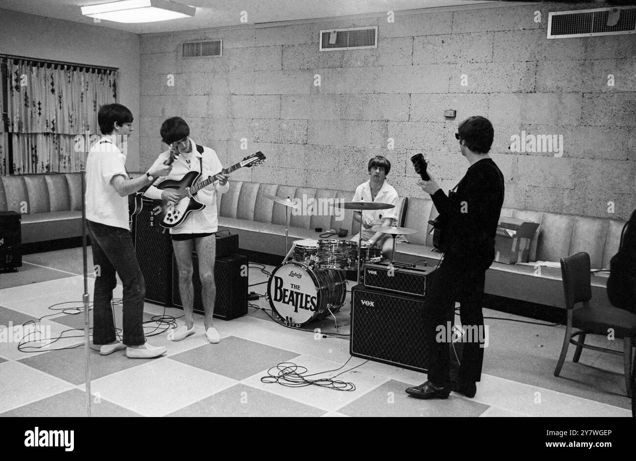 I Beatles fotografati durante le prove per uno show televisivo a Miami , Florida . 17 febbraio 1964 Foto Stock