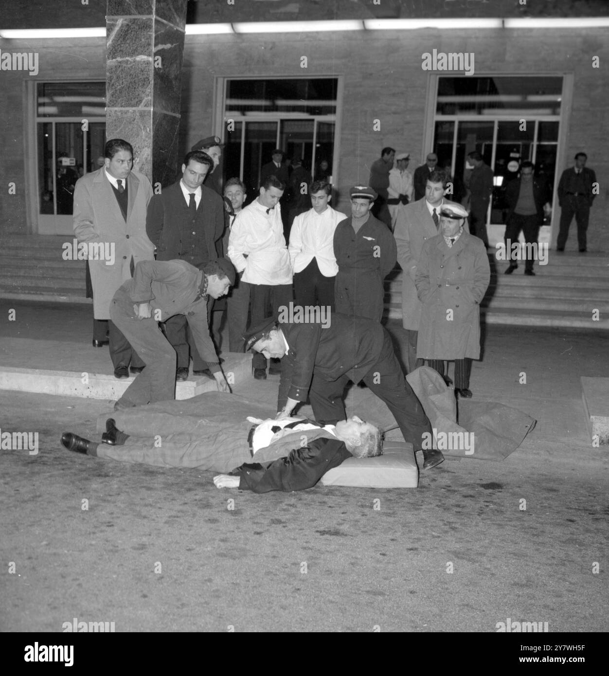 Il corpo di Charles Luciano, ' Lucky', giace nel punto in cui è morto per un attacco di cuore. Napoli, Aeroporto di Capodichino - 26 gennaio 1962 Foto Stock