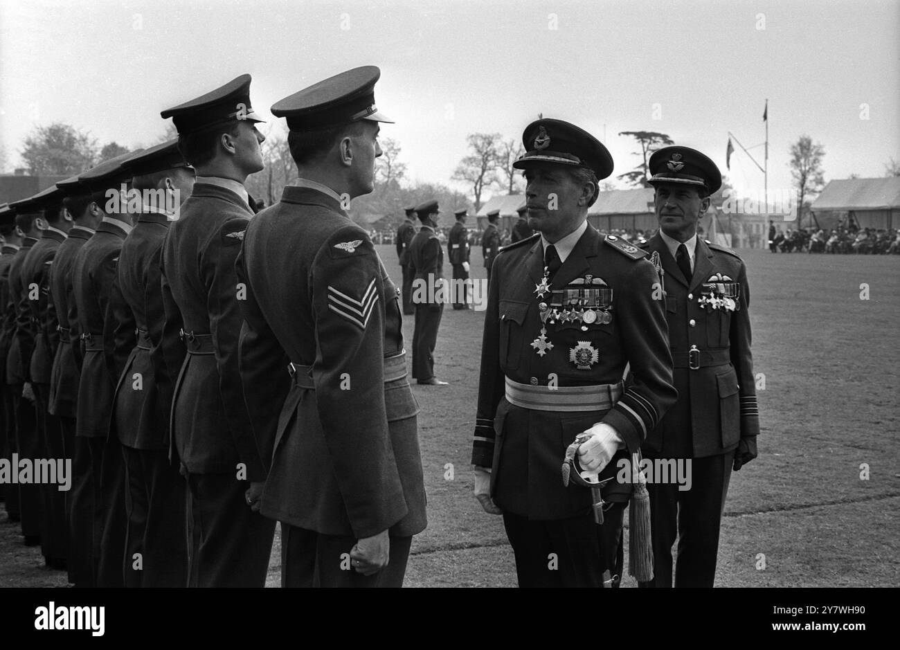 Stanmore Middlesex : il maresciallo dell'aria Sir Frederick e Rosier, comandante in capo del Fighter Command chatta con il sergente Thomas H Wilkinson mentre ispezionava una parata di 500 membri del personale della Royal Air Force durante le cerimonie di oggi che segnavano lo scioglimento del Fighter Command , presso Bentley Priory vicino Stanmore . - 25 aprile 1968 Foto Stock