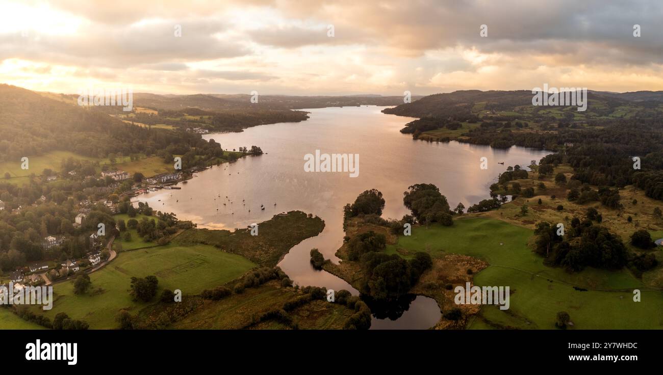 Paesaggio panoramico aereo della città di Ambleside nel Lake District con il suo molo dei traghetti a Water Head sulla riva del lago Windermere all'alba Foto Stock