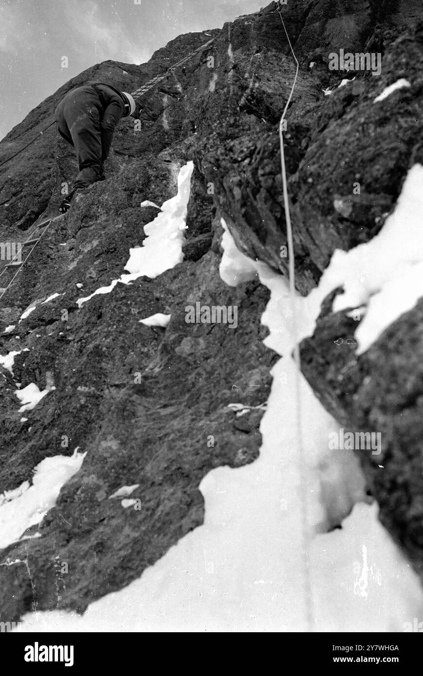 Kleine Scheidigg , Svizzera : Britanni e quattro tedeschi dopo la storica salita sul muro nord killer dell' Eiger . Guenther Strobel, membro della squadra tedesca, che si arrampica sull'indomita via "diretta" della parete nord di Eigar. 6 marzo 1966 Foto Stock