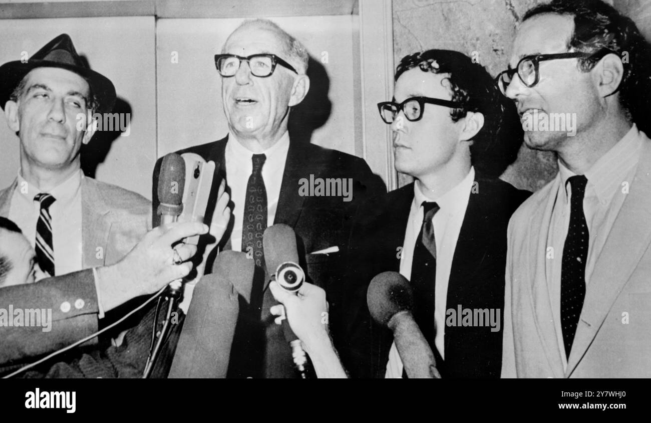 Boston, Massachusetts. : In piedi con tre co-imputati , il pediatra Dr . Benjamin Spock ( secondo da sinistra ) parla con i giornalisti il 14 giugno dopo tutto è stato condannato dalla giuria federale per aver cospirato per consigliare giovani uomini di eludere il progetto . Da sinistra a destra sono : autore Mitchell Goodman ; Dr Spock ; Michael Ferber e il Rev . William Sloane Coffin Jr . M . Cappellano dell'Università di Yale . 19 giugno 1968 Foto Stock