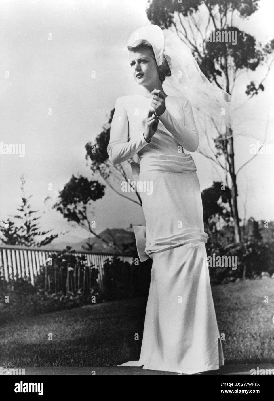 Angela Lansbury indossa il suo abito da sposa di mentre il raso inglese disegnato da Calve della California il 21 giugno 1949 Foto Stock