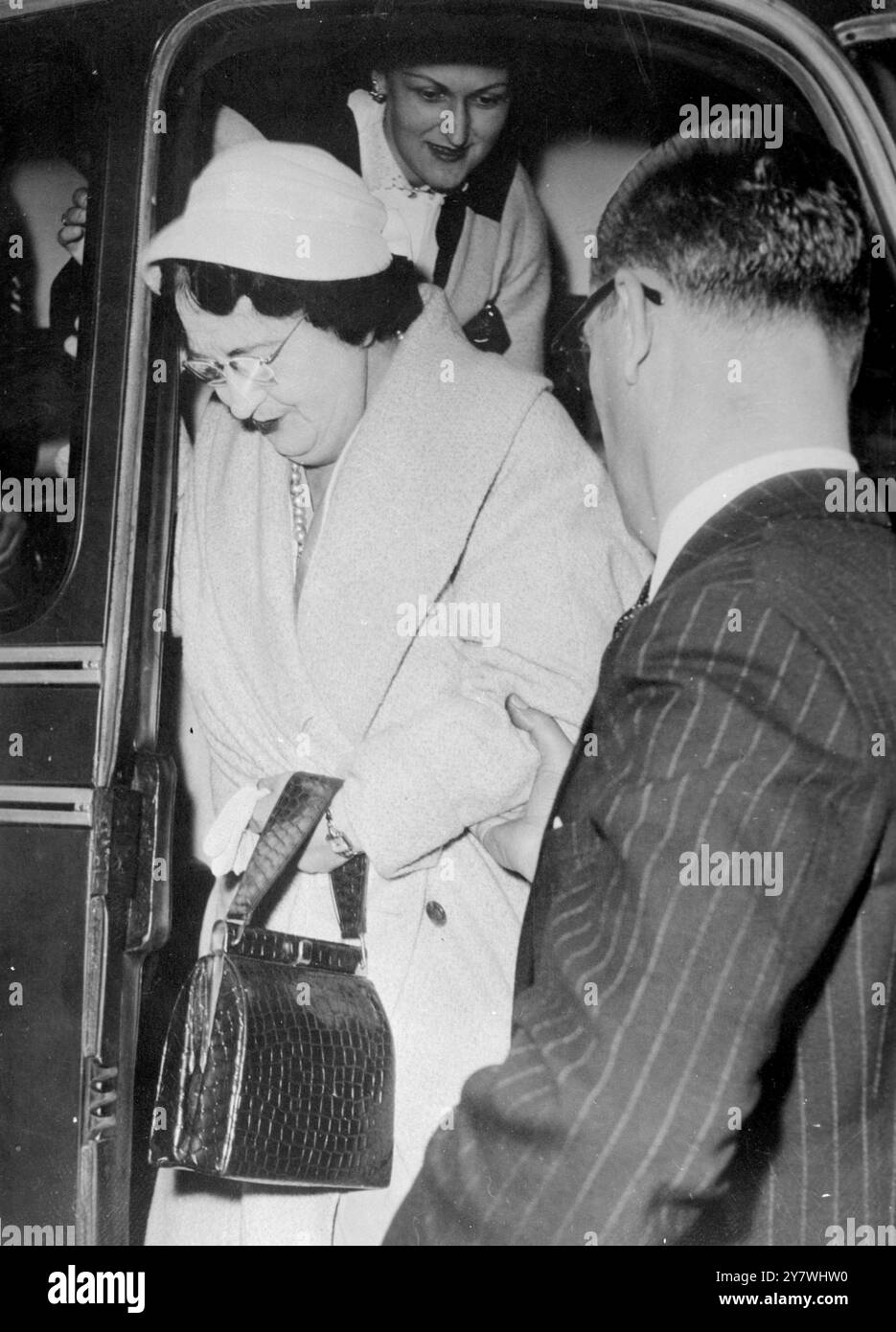 Scendere dal pullman che li ha portati nella stanza del tribunale dove il sergente Emmett-Dunne viene processato per omicidio sono in primo piano Mrs Gould di Leeds, seguendola è Mrs Emmett-Dunne. 6 luglio 1955 Foto Stock