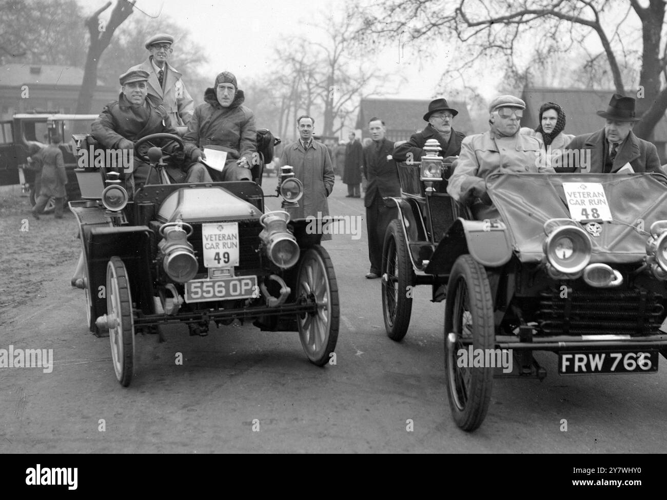 Passeggero in questo 1904 Wolsely a Londra a Brighton . Auto veterane tutte fabbricate prima del 1905 . In fuga da Hyde Park , Londra a Brighton . Questo anno è un evento giubilare che segna il 50° anniversario . 17 novembre 1946 Foto Stock