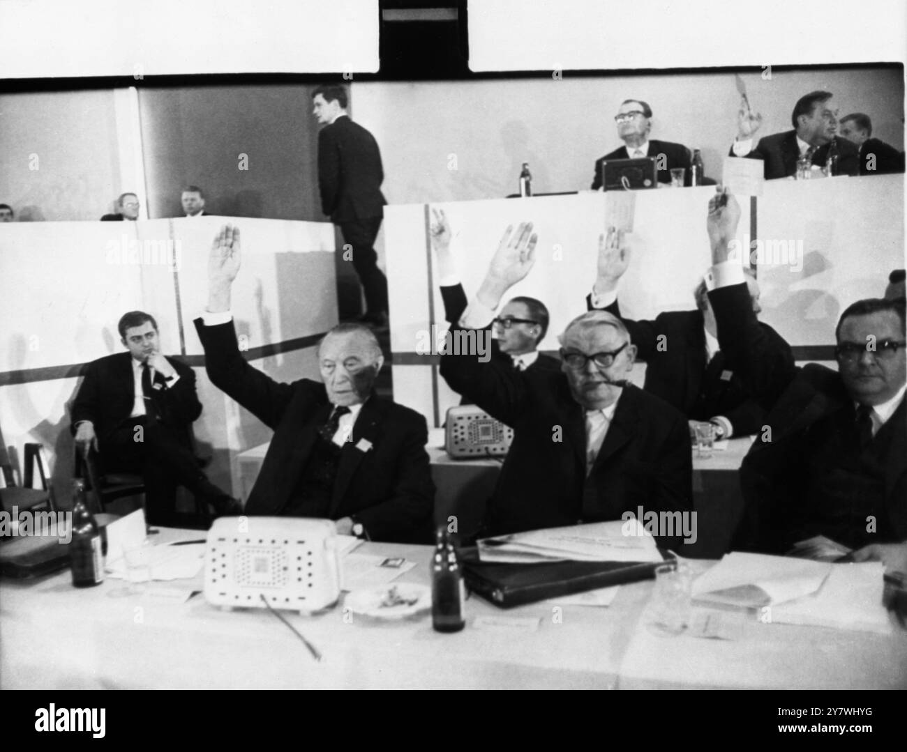 Konrad Adenauer , di sinistra , ex cancelliere della Germania Ovest e Herr Ludwig Erhard , attuale cancelliere , che accettano una risoluzione comune durante la sessione conclusiva della Convenzione del Partito Cristiano Democratico ( CDU ) a Bonn . 2 aprile 1965 Foto Stock