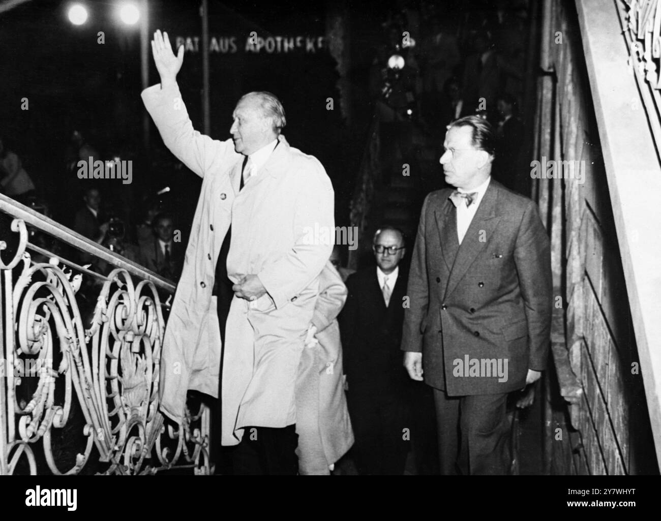 Il dottor Konrad Adenauer salendo le scale fino al balcone del municipio da dove si è rivolto alla folla il 9 settembre 1953 dopo aver ricevuto la maggioranza assoluta per il suo partito nell'elezione generale Foto Stock