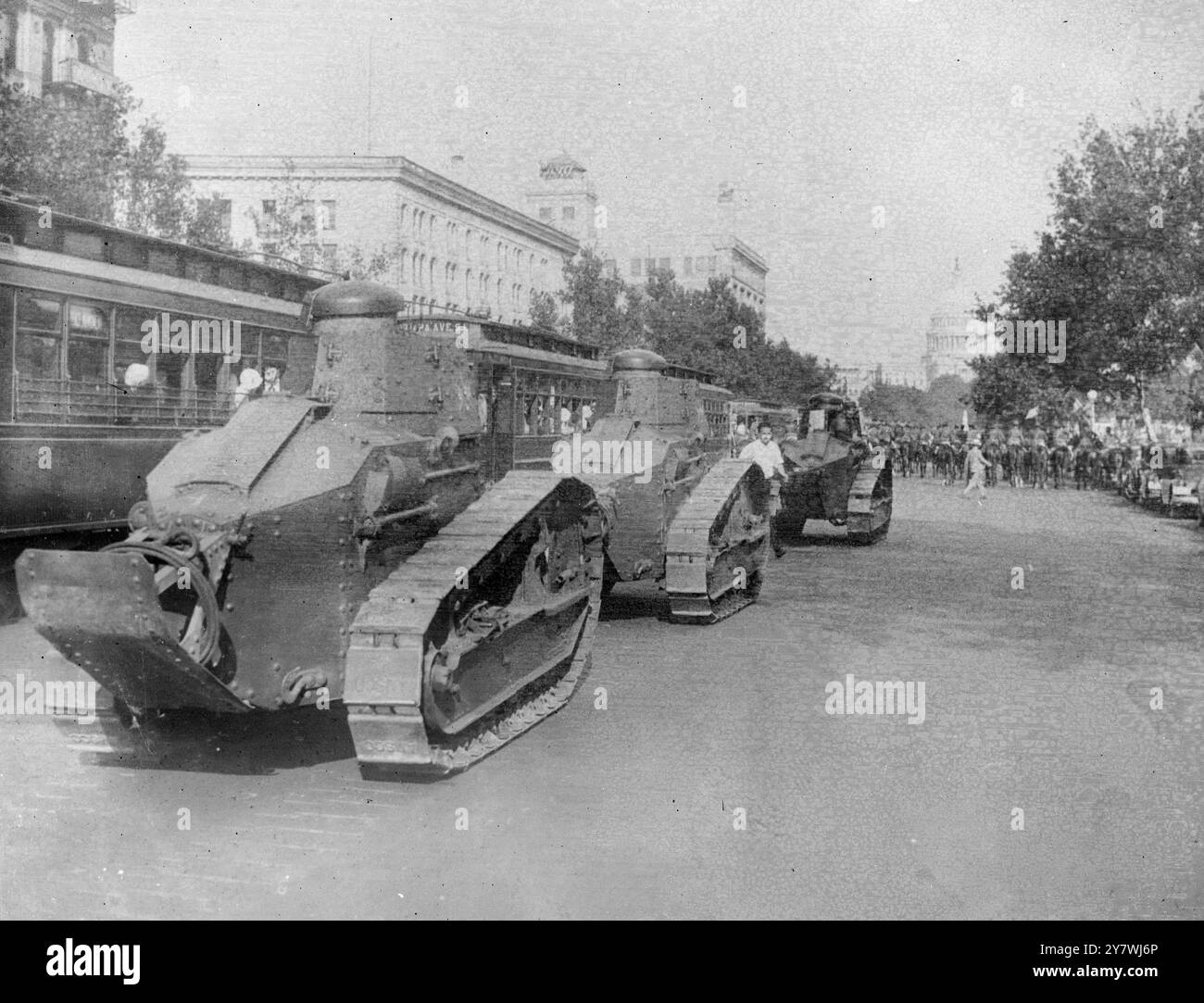 Le truppe federali sconfissero completamente ottomila manifestanti dell' Esercito Bonus accamparsi in un parco aperto fuori Washington e bruciarono al suolo il loro campo di baracche di legno, dopo una feroce lotta con i manifestanti. I carri armati avanzavano durante i combattimenti a Washington . 5 agosto 1932 Foto Stock