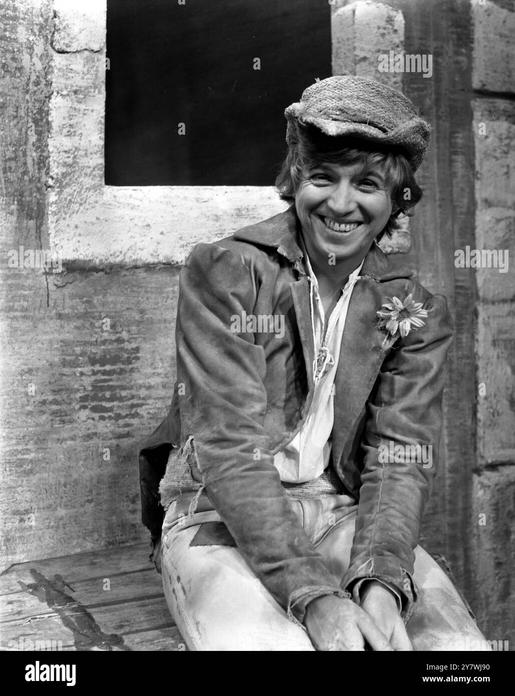 Tommy Steele durante le prove per il suo ruolo da protagonista nella commedia classica di Goldoni, il Servo dei due Maestri, che si apre al London Queen 's Theatre. 17 dicembre 1968 Foto Stock