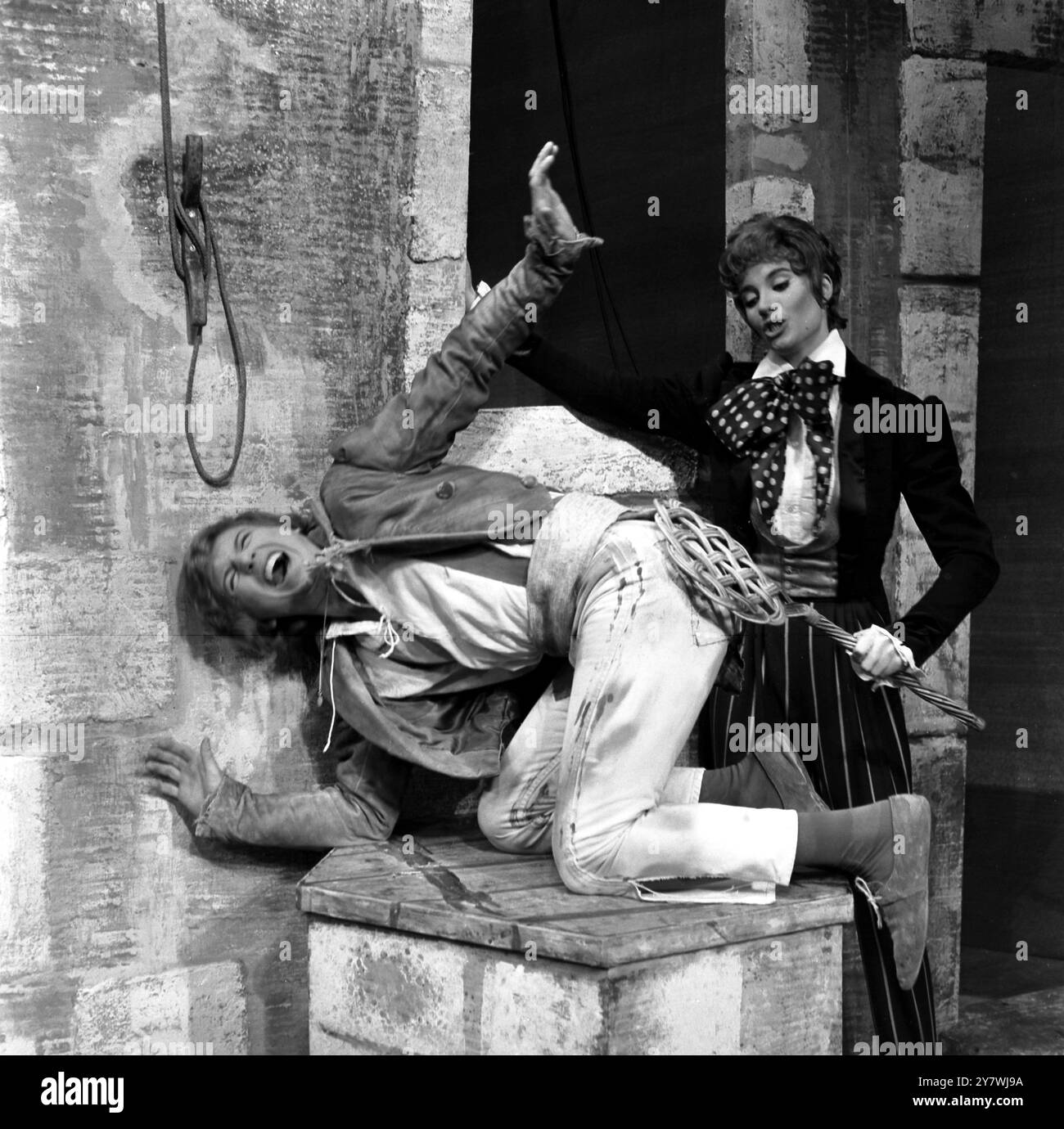 Tommy Steele e Julia Lockwood durante le prove per la commedia classica di Goldoni, il Servo dei due Maestri, che si apre al London Queen's Theatre. 17 dicembre 1968 Foto Stock