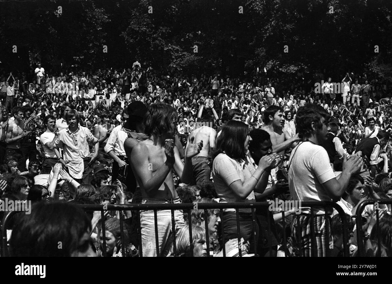 Alcuni dei fan isterici e danzanti che hanno partecipato al concerto all'aperto "come-Back" dei Rolling Stone a Hyde Park di Londra. 6 luglio 1969 Foto Stock