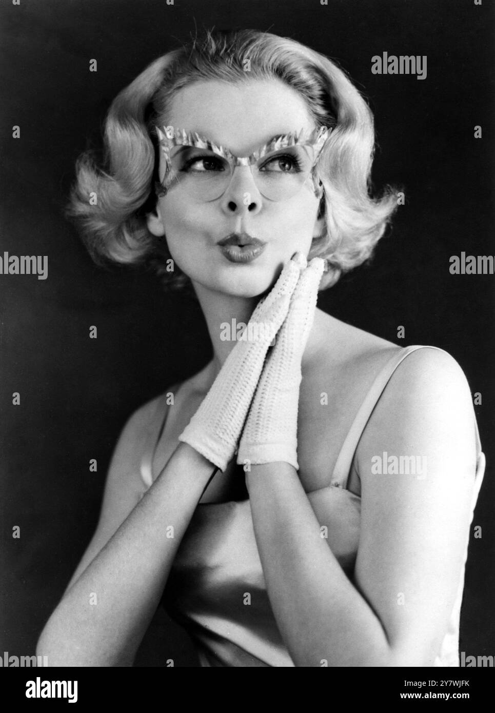 Una ragazza può apparire deliziosamente diabolica in queste gole di plastica blu pallido con una fiamme di effetto Hades . Chiamati Devilette sono stati progettati da Ronald Paterson l'8 febbraio 1958 Foto Stock