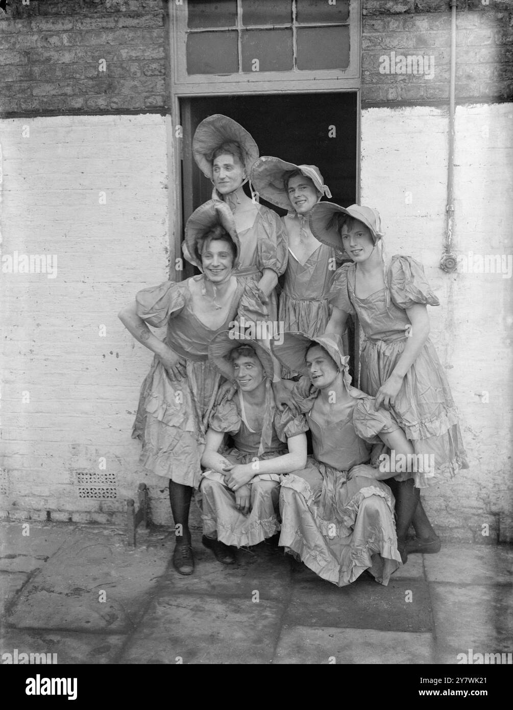 Le truppe di difesa nazionale sono rimaste in difficoltà mentre la loro esibizione di beneficenza natalizia è stata interrotta da un allarme costiero vicino a Gravesend1940 ©John Topham / TopFoto Foto Stock