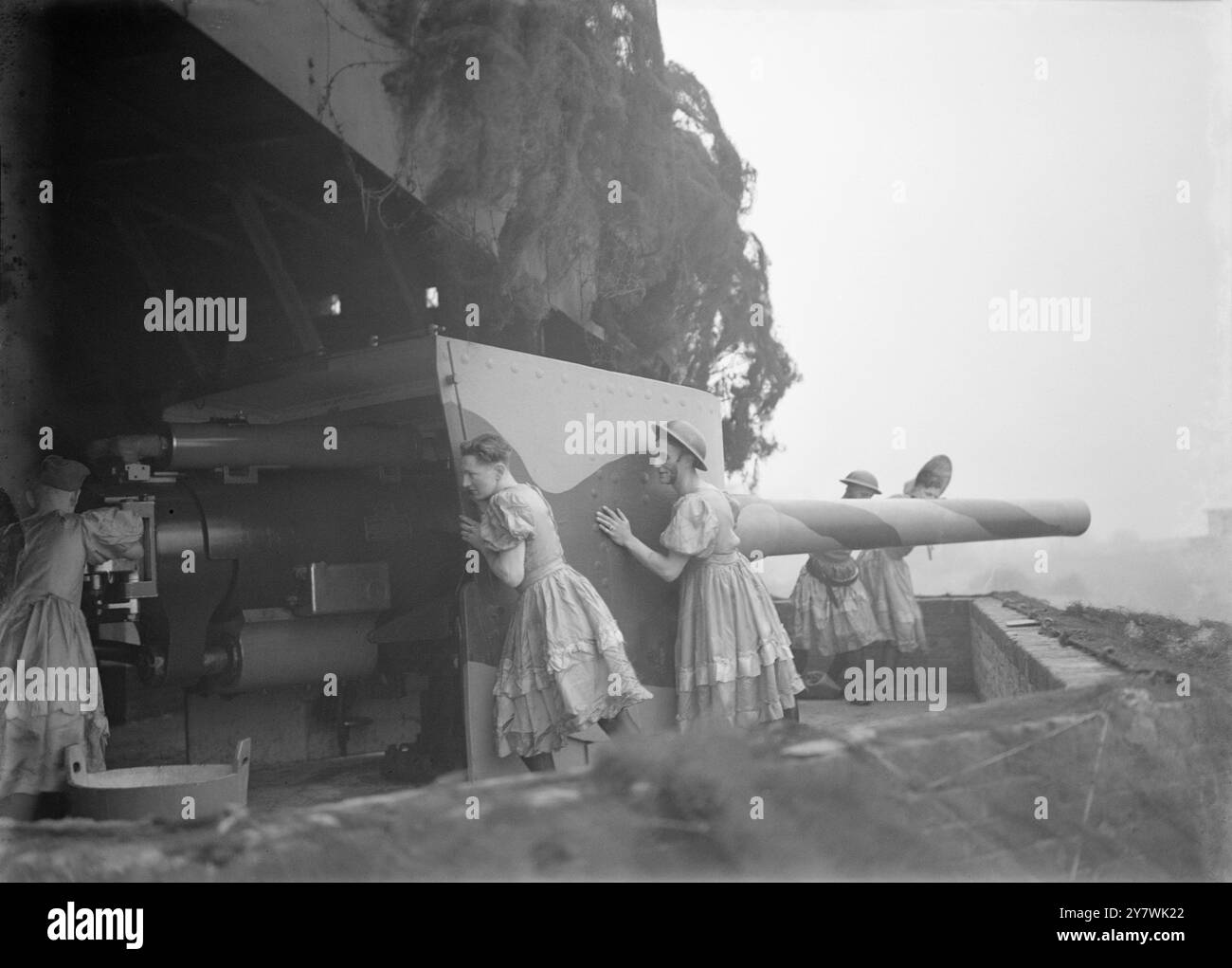 Le truppe di difesa nazionale sono rimaste in difficoltà mentre la loro esibizione di beneficenza natalizia è stata interrotta da un allarme costiero vicino a Gravesend1940 ©John Topham / TopFoto Foto Stock