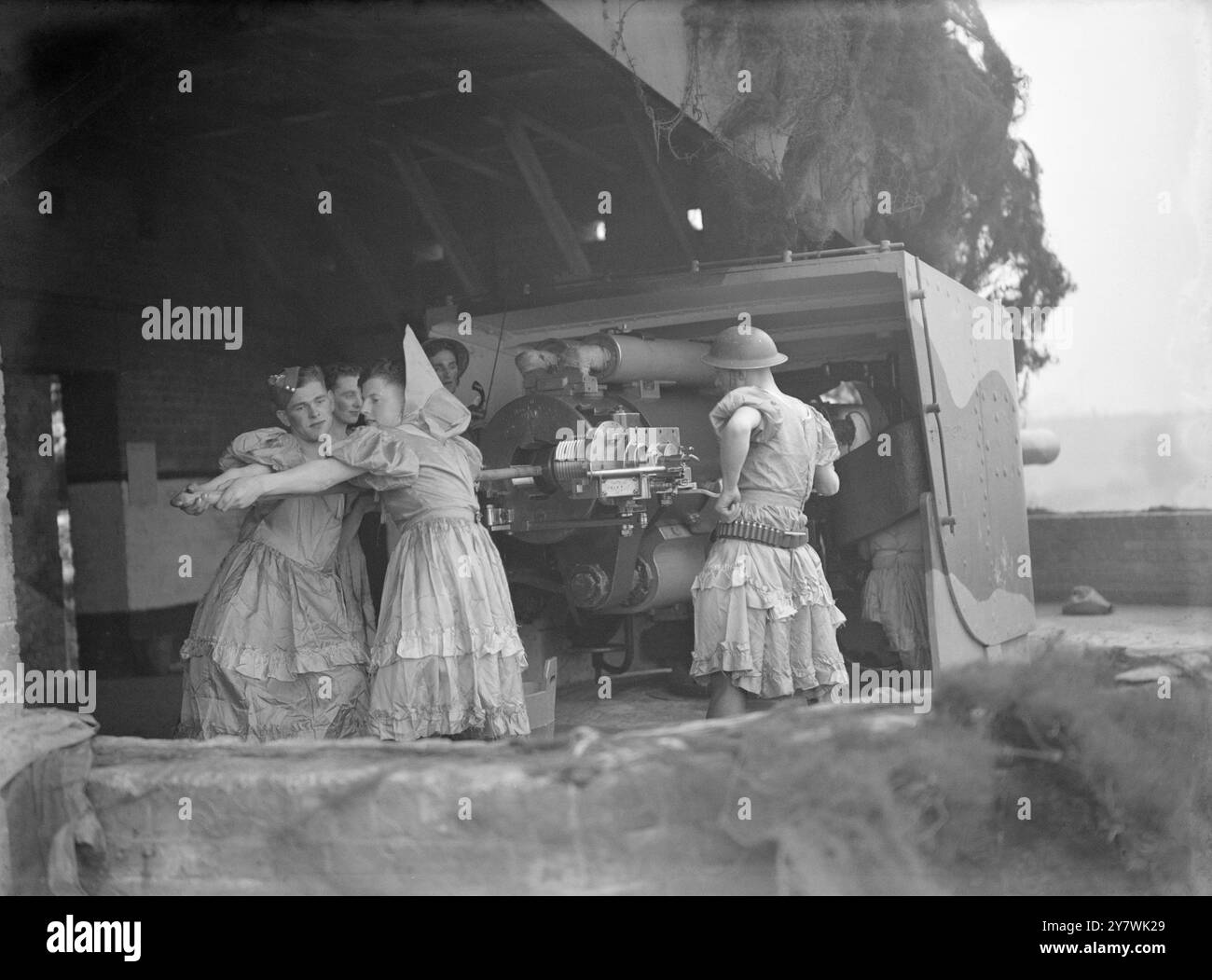 Le truppe di difesa nazionale sono rimaste in difficoltà mentre la loro esibizione di beneficenza natalizia è stata interrotta da un allarme costiero vicino a Gravesend1940 ©John Topham / TopFoto Foto Stock