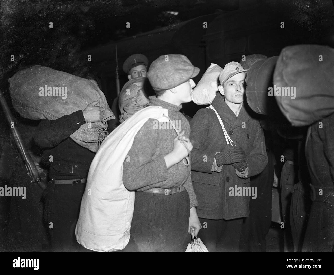 Prigionieri tedeschi, uno con un berretto inglese, visti passare per Londra mentre si recavano in un campo di internamento 16 marzo 1944 Foto Stock