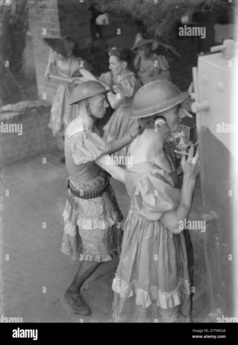 Le truppe di difesa nazionale sono rimaste in difficoltà mentre la loro esibizione di beneficenza natalizia è stata interrotta da un allarme costiero vicino a Gravesend1940 ©John Topham / TopFoto Foto Stock