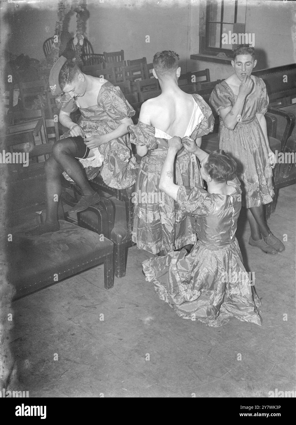 Le truppe di difesa nazionale sono rimaste in difficoltà mentre la loro esibizione di beneficenza natalizia è stata interrotta da un allarme costiero vicino a Gravesend1940 ©John Topham / TopFoto Foto Stock