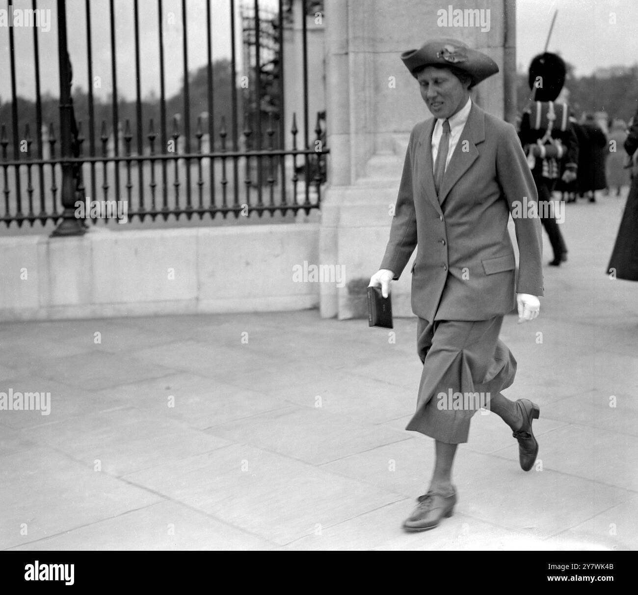 Investitura a Buckingham Palace . Miss Lecky , MBE 21 giugno 1932 Foto Stock