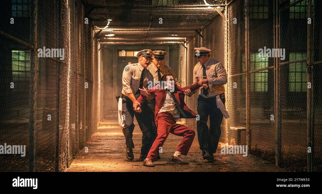 DATA DI RILASCIO: 4 ottobre 2024. TITOLO: Joker: Folie a Deux. STUDIO: DC Entertainment. DIRETTORE: Todd Phillips. TRAMA: Sequel del film "Joker" del 2019. PROTAGONISTA: JOAQUIN PHOENIX nel ruolo di Arthur Fleck/Joker, BRENDAN GLEESON nel ruolo di Singing Prison Guard. (Immagine di credito: © DC Entertainment/Entertainment Pictures/ZUMAPRESS.com) SOLO PER USO EDITORIALE! Non per USO commerciale! Foto Stock