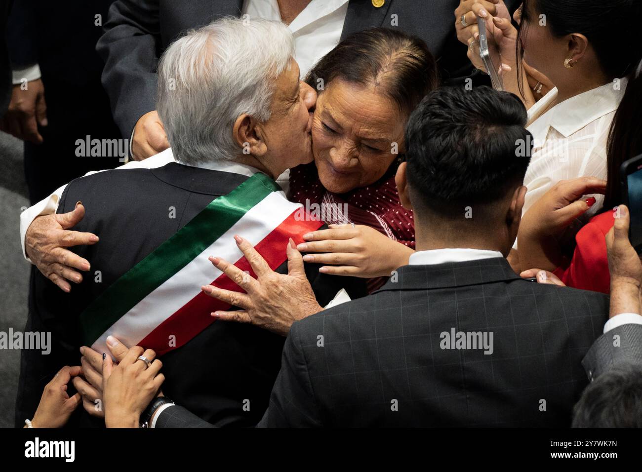 Mexiko Stadt, Messico. 1 ottobre 2024. Andres Manuel Lopez Obrador (l), presidente uscente del Messico, saluta i sostenitori alla cerimonia di inaugurazione del suo successore Sheinbaum come nuovo presidente del paese latino-americano. Crediti: Felix Marquez/dpa/Alamy Live News Foto Stock