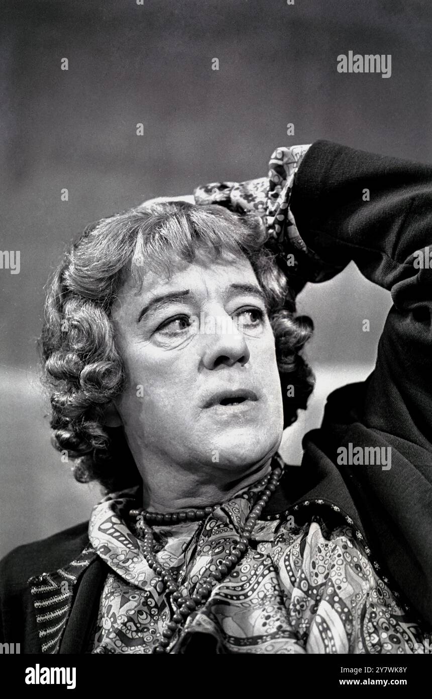 Nonostante la parrucca , la camicetta e le perle , non si confonde il volto di Sir Alec Guinness , il suo ultimo ruolo è ' Mrs Artminster ' in una nuova opera teatrale ; ' Wise Child' , diretto da John Dexter . Sir Alec guinness è raffigurato durante le prove al Wyndham 's Theatre di Londra . 10 settembre 1967 Foto Stock