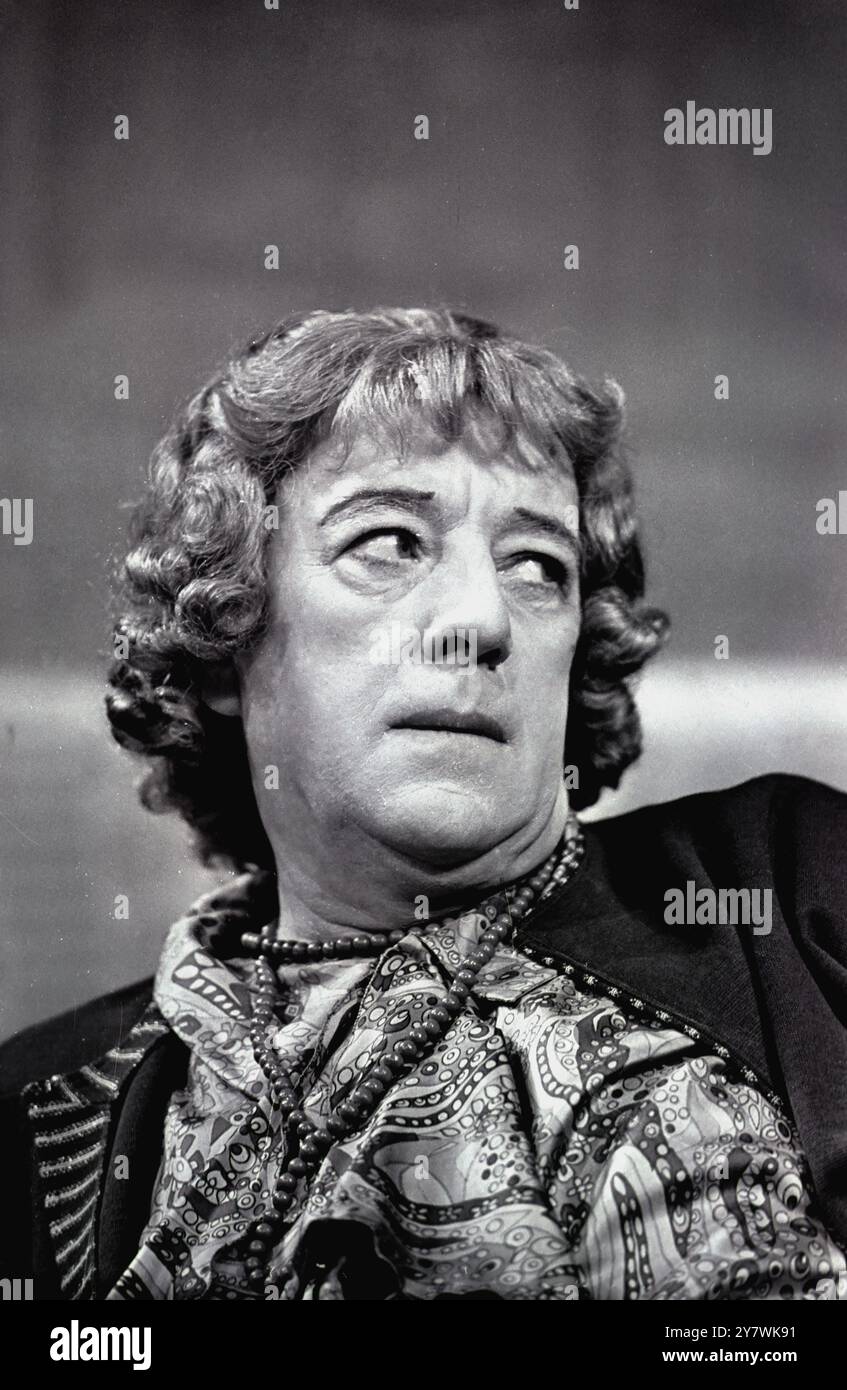 Nonostante la parrucca , la camicetta e le perle , non si confonde il volto di Sir Alec Guinness , il suo ultimo ruolo è ' Mrs Artminster ' in una nuova opera teatrale ; ' Wise Child' , diretto da John Dexter . Sir Alec guinness è raffigurato durante le prove al Wyndham 's Theatre di Londra . 10 settembre 1967 Foto Stock
