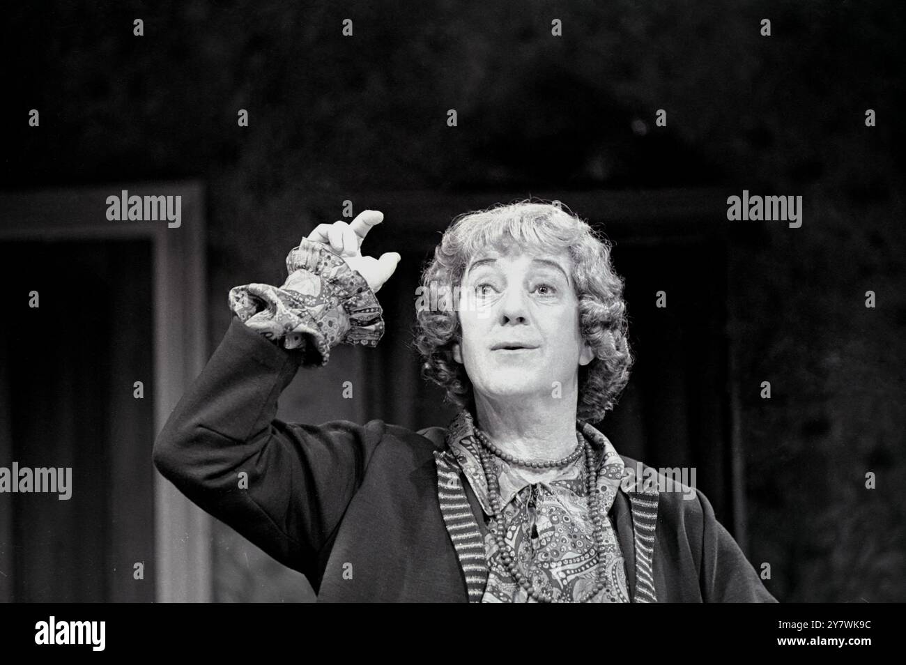 Nonostante la parrucca , la camicetta e le perle , non si confonde il volto di Sir Alec Guinness , il suo ultimo ruolo è ' Mrs Artminster ' in una nuova opera teatrale ; ' Wise Child' , diretto da John Dexter . Sir Alec guinness è raffigurato durante le prove al Wyndham 's Theatre di Londra . 10 settembre 1967 Foto Stock