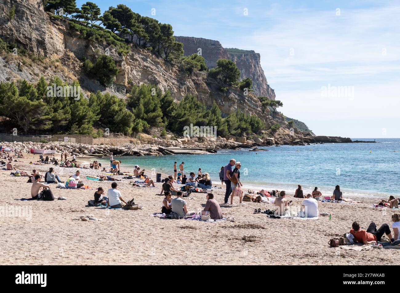 Gente che si gode il sole sulla spiaggia di Cassis, in Francia Foto Stock