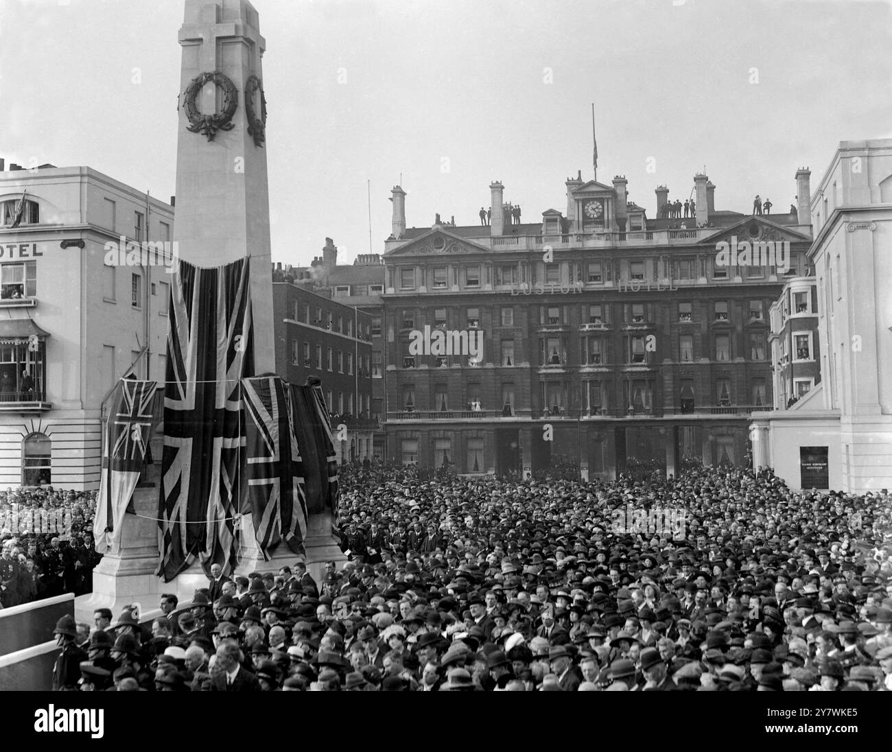 La folla assiste alla presentazione del London and North Western Railway War Memorial alla stazione di Euston , Londra . 21 ottobre 1921. Foto Stock