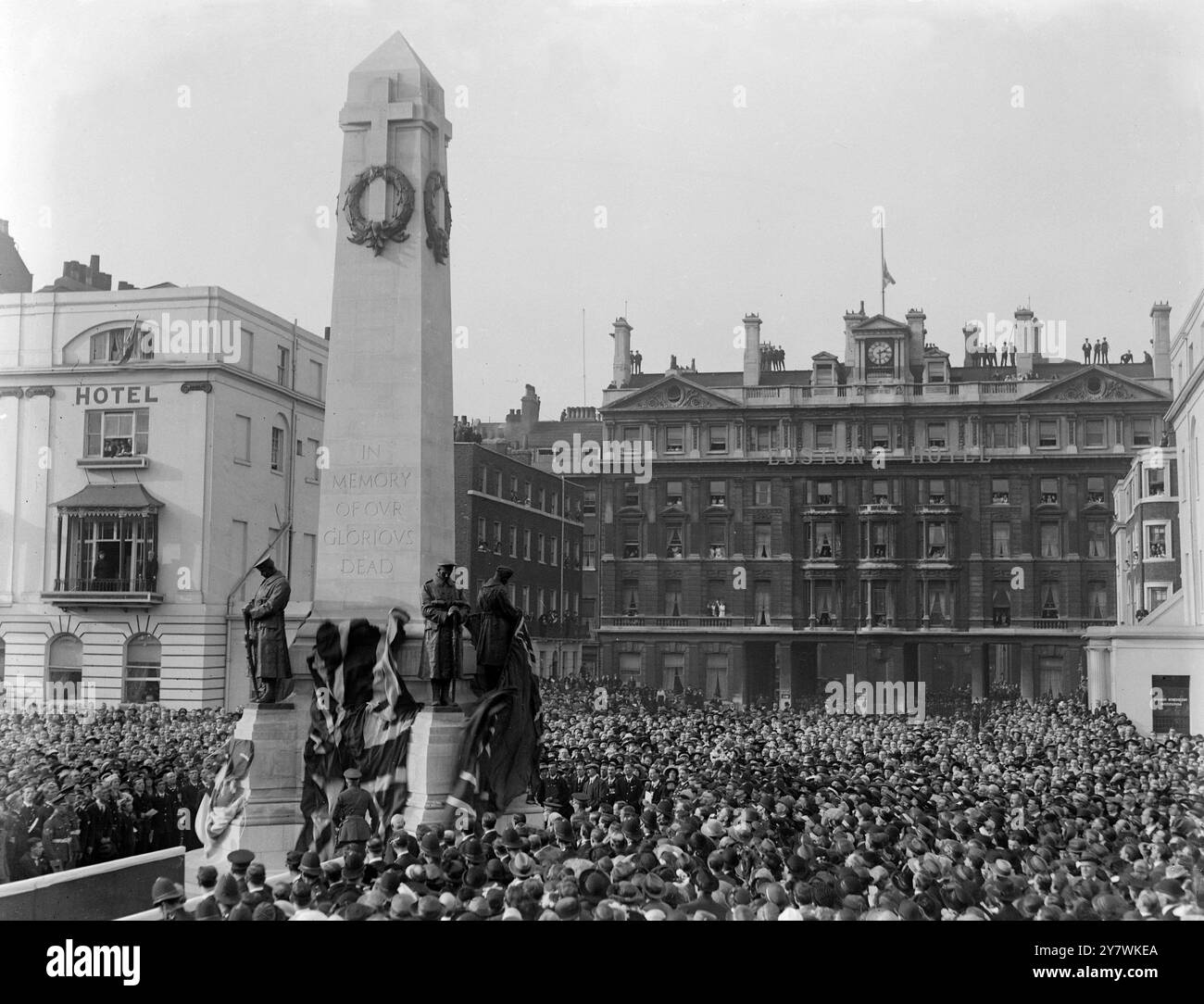 Inaugurazione del London and North Western Railway Memorial a Euston . Progettato dall'architetto R.. Wynn Owen . L'iscrizione recita: "In memoria dei nostri gloriosi morti" 21 ottobre 1921. Foto Stock