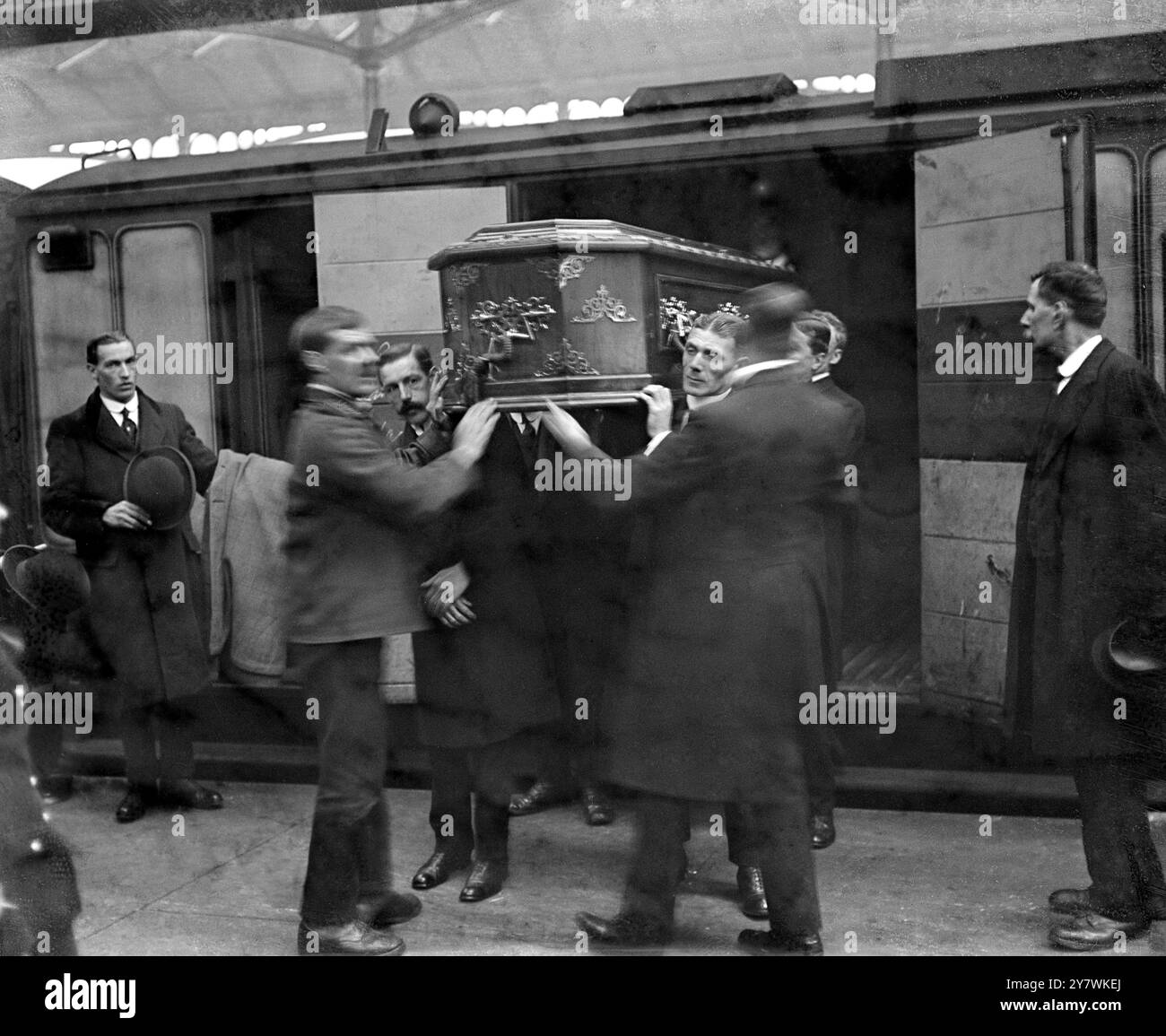Il corpo dell'ammiraglio Lord Charles William de la Poer Beresford ( 10 febbraio 1846 - 6 settembre 1919 ) arriva a Euston , Londra , Inghilterra 10 settembre 1919 Foto Stock