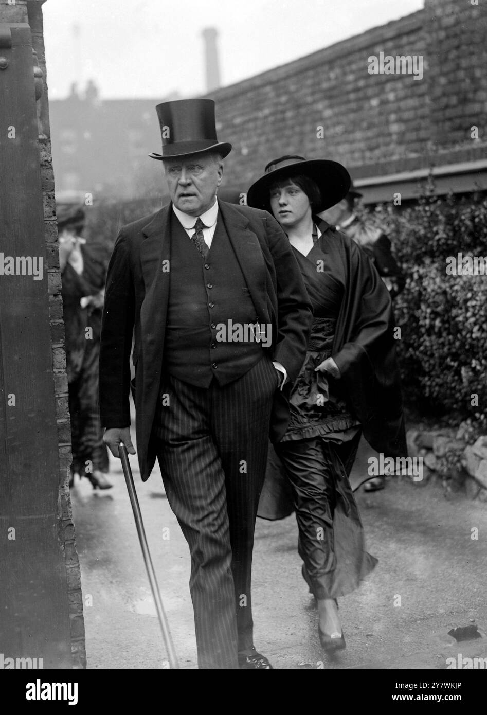 Inquest tragedia fluviale. Sir Herbert Tree ( 17 dicembre 1852 - 2 luglio 1917 ) e sua figlia Miss Iris Tree ( 1897 - 1968 ) Foto Stock