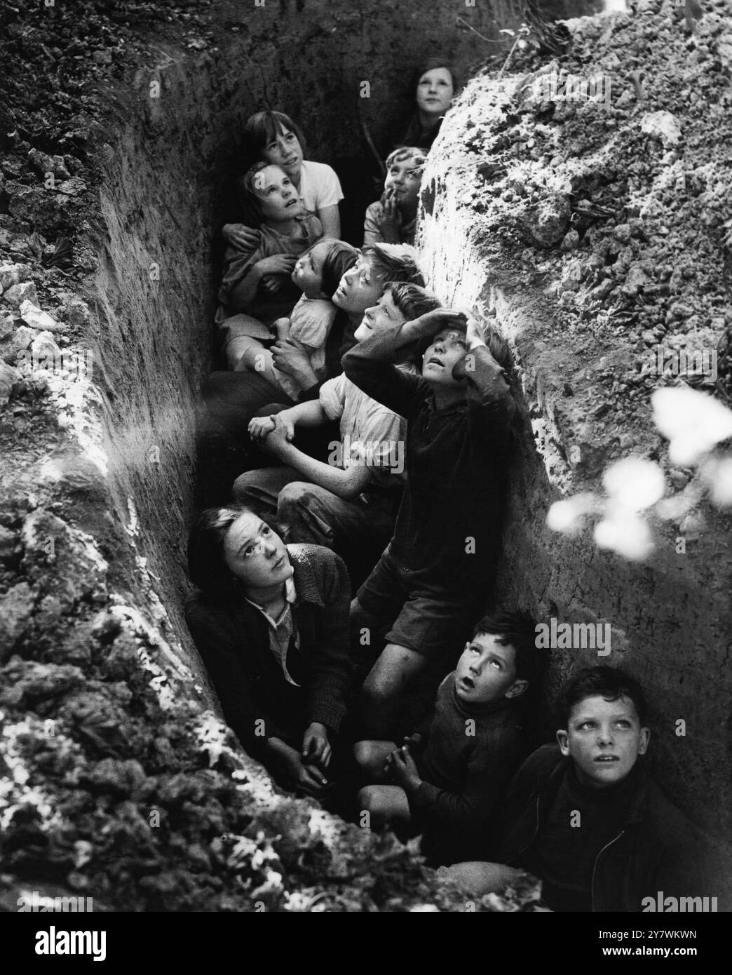 I bambini dei raccoglitori di luppolo si rifugiano per guardare la Battaglia d'Inghilterra che si arrabbia sopra la testa. Scattata da John Topham "l'immagine più umana dell'anno" secondo World Press News 1940, questa immagine è diventata una delle foto più pubblicate della guerra - 1940. Pubblicato a pagina intera su Life Magazine, 1940. Durante gli anni della guerra fu utilizzato dal Ministero dell'informazione e dagli inserzionisti, nonché da artisti di New York che ne fecero la base per schizzi e dipinti per mostre di guerra (World Press News, 1940) Foto Stock