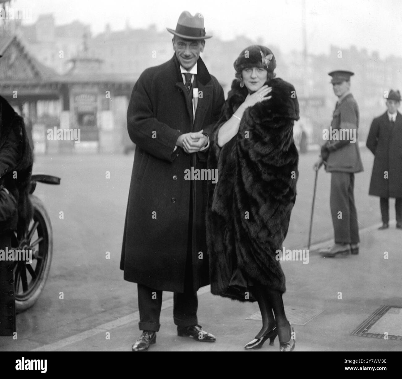 Madamoiselle Delysia e Mons Morton , durante la giornata di gala a Brighton , Sussex , Inghilterra , in aiuto degli ospedali. 30 ottobre 1919 Foto Stock