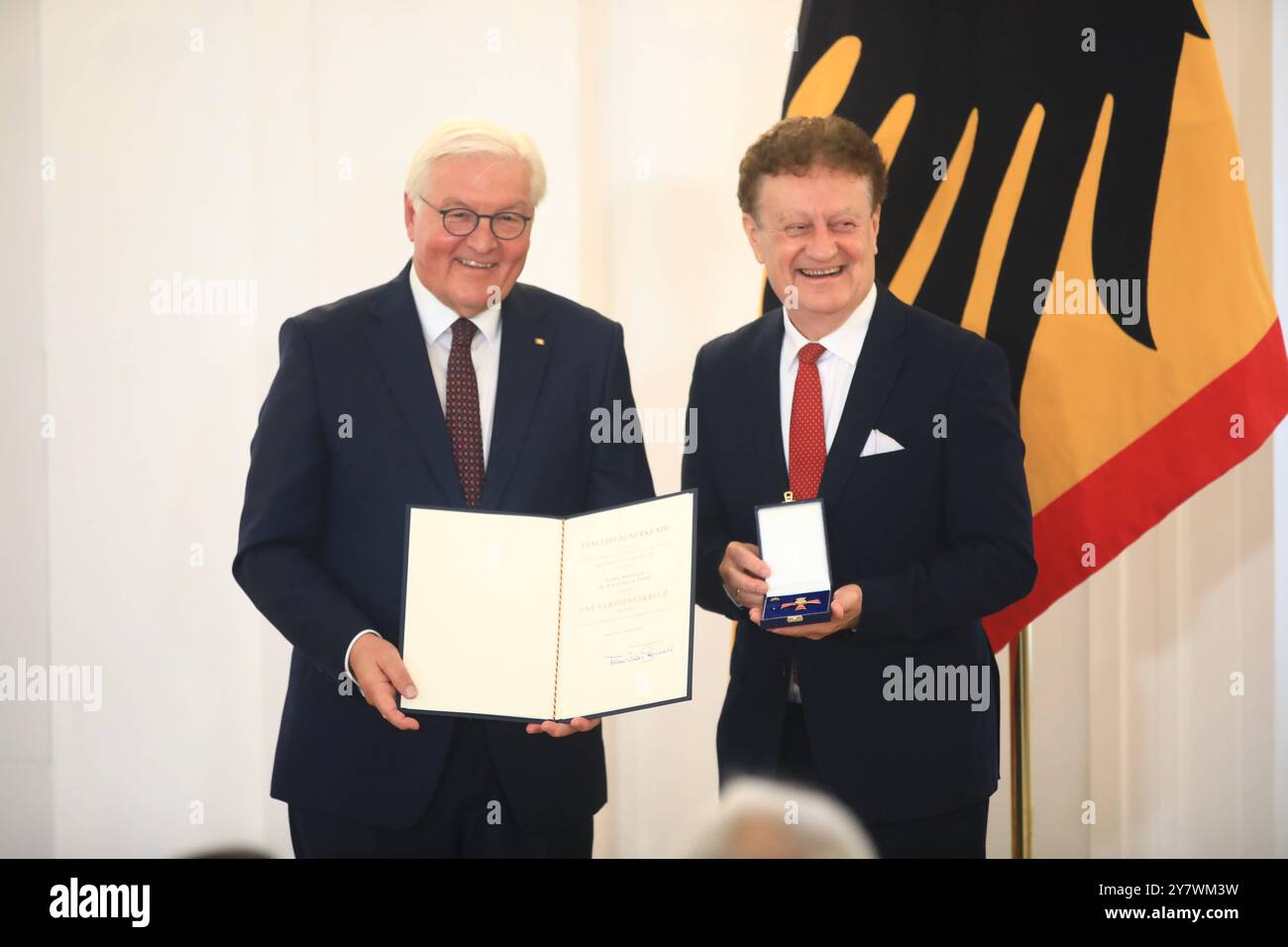 Ordensverleihung zum Tag der Deutschen Einheit Berlin, 01.10.2024 Bundespräsident Frank-Walter Steinmeier zeichnet am 1. Oktober in Schloss Bellevue 28 Bürgerinnen und Bürger zum Tag der Deutschen Einheit mit dem Verdienstorden der Bundesrepublik Deutschland aus. Prof. Dr. Wolfgang M. Heckl, München/Bayern Im Geiste von Oskar von Miller, dem Gründer des Deutschen Museums in München, technische Exzellenz allen Generationen nahe zu bringen, das bewegt Wolfgang M. Heckl. berlino Germania *** ordine al merito nel giorno dell'unità tedesca Berlino, 01 10 2024 Premio del Presidente federale Frank Walter Steinmeier Foto Stock