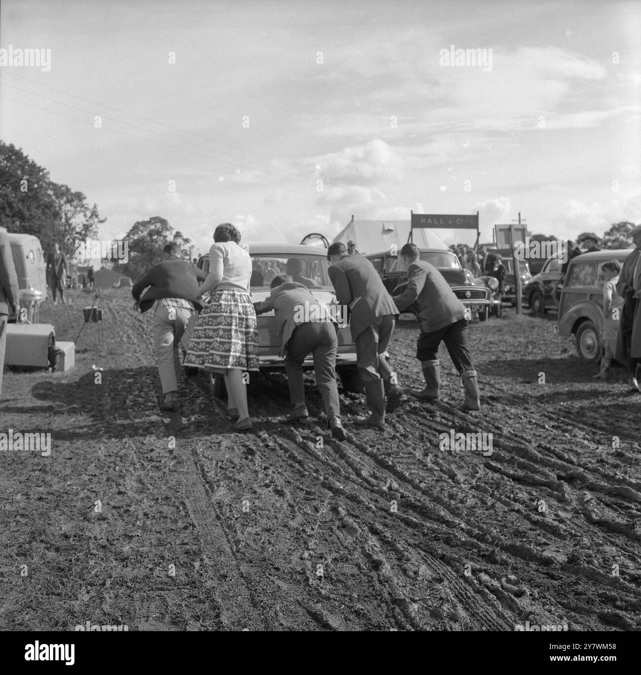 The Edenbridge and Oxted Show - 2 agosto 1960 dopo una pioggia battente, molte vetture hanno dovuto essere spinte fuori dal fango per ottenere il credito di casa: John Topham / TopFoto Foto Stock
