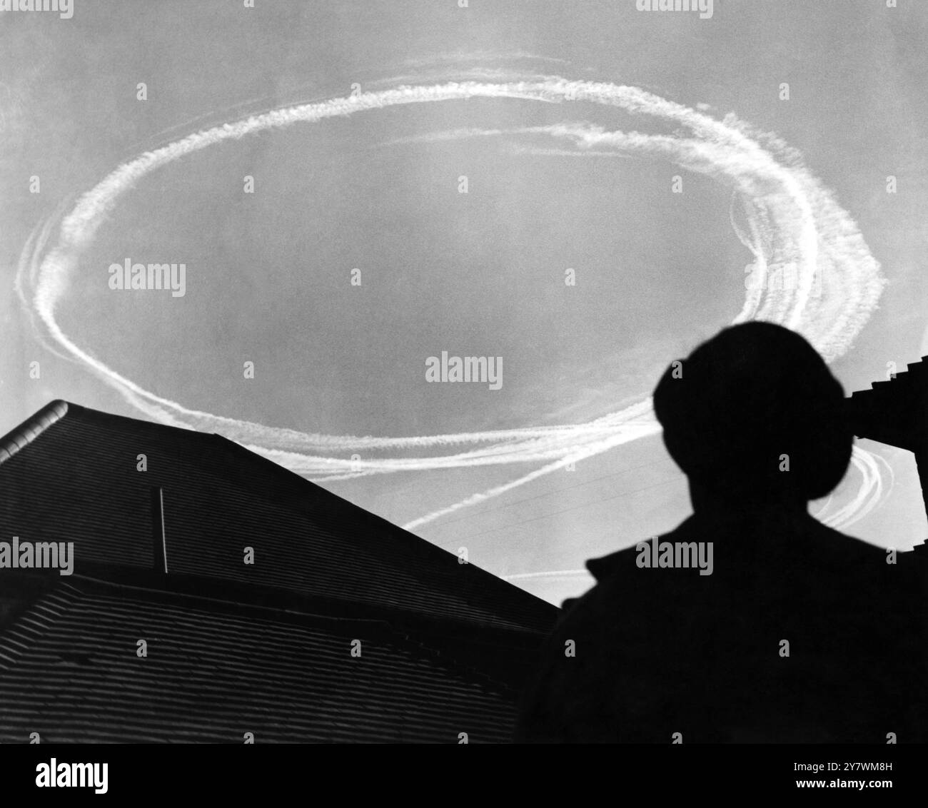 Le tracce di vapore sopra Sidcup suggeriscono un combattimento aereo tra aerei da combattimento .1940 ©TopFoto Foto Stock