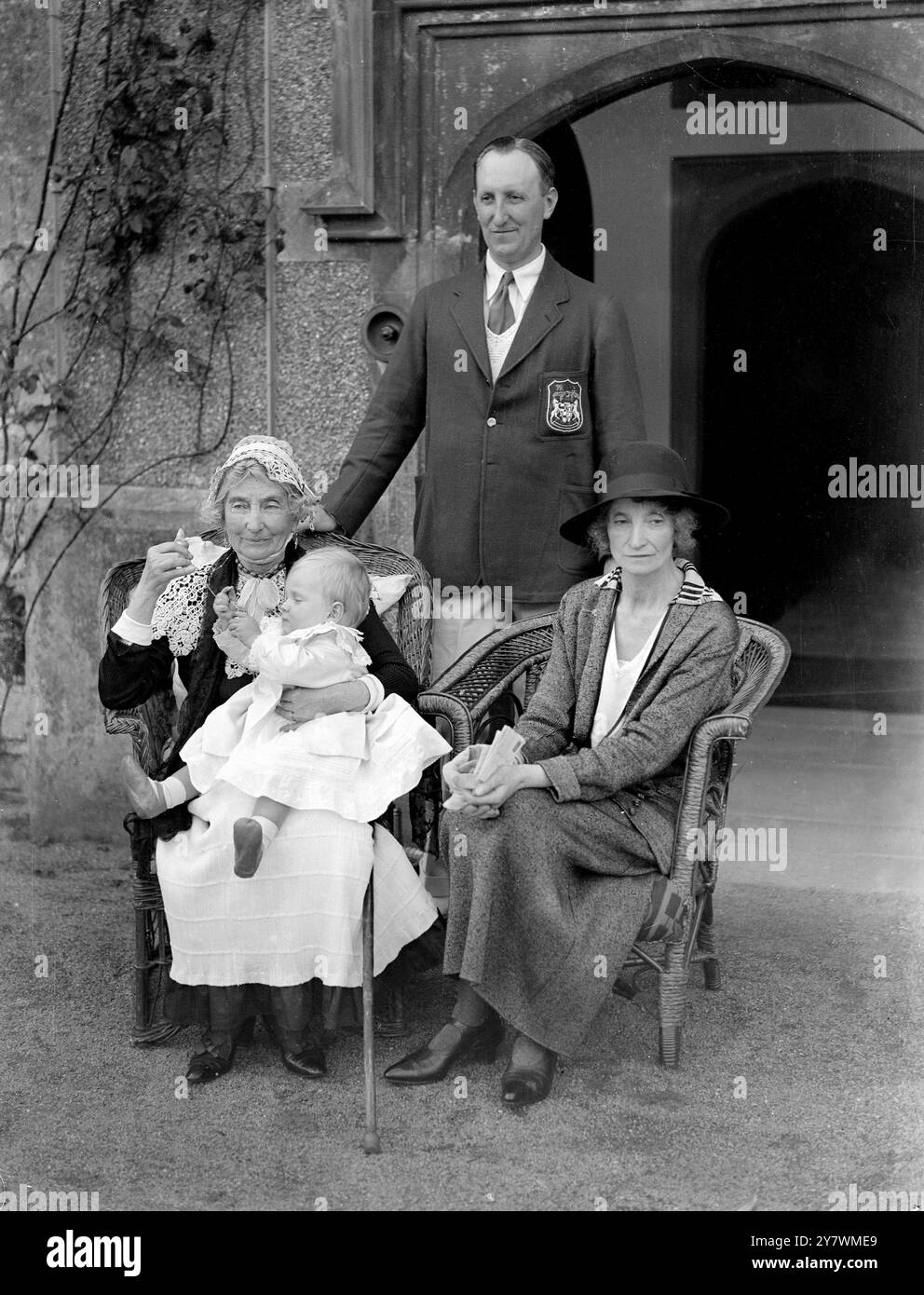 Lady Paget ( con Lord Windsor Clive al ginocchio ) Contessa vedova di Plymouth ( a destra ) e Conte di Plymouth ( in piedi ) al Castello di St Fagan , Cardiff . Foto Stock