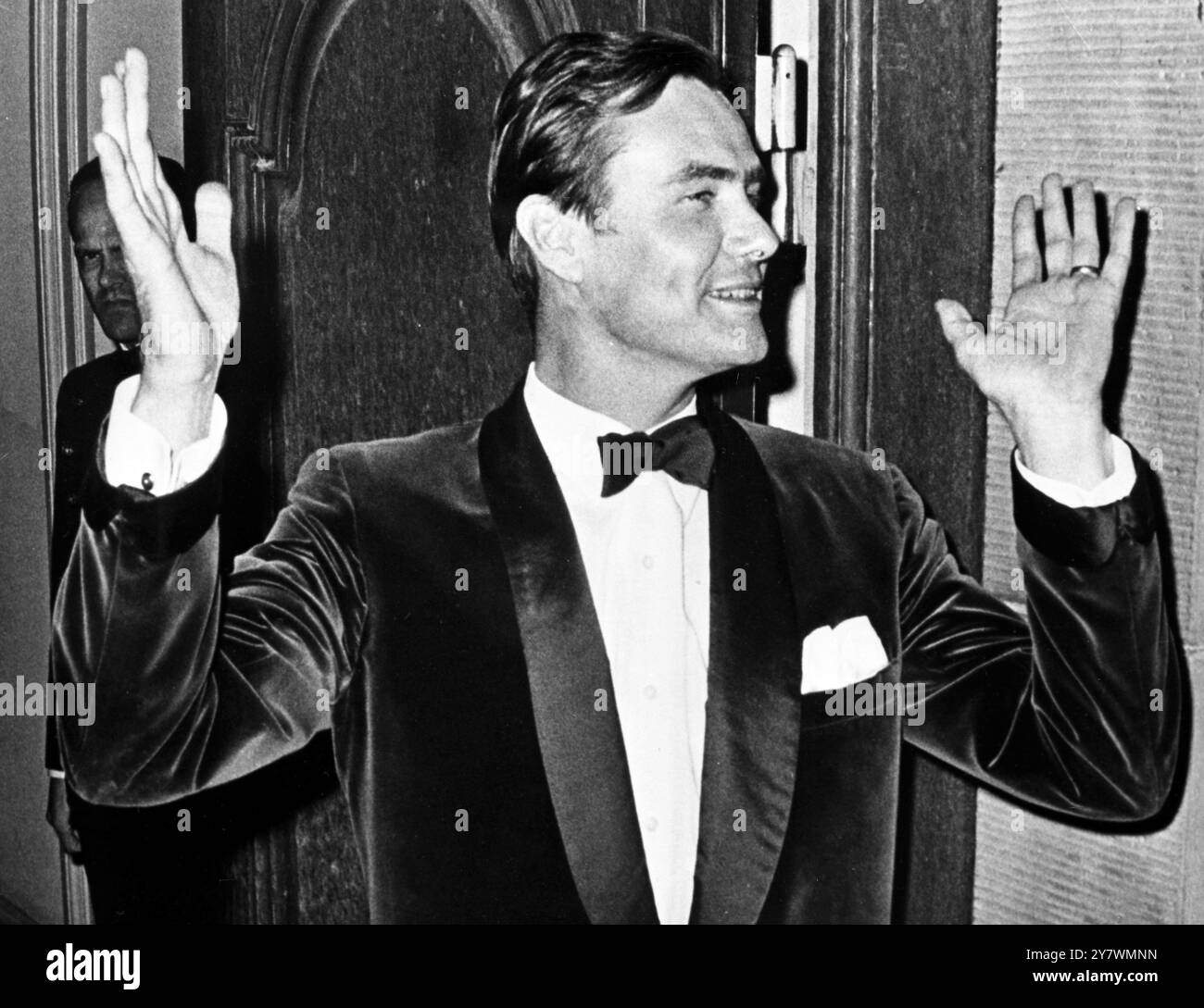 Copenaghen , Danimarca - Un fiero principe Henrik mostra alla folla fuori dal Palazzo di Amalienborg quanto sia grande il suo figlio appena nato . Era appena tornato dall'ospedale dove la principessa Margrethe , erede al trono danese , aveva dato alla luce il loro primo figlio - 27 maggio 1968 ©TopFoto Foto Stock