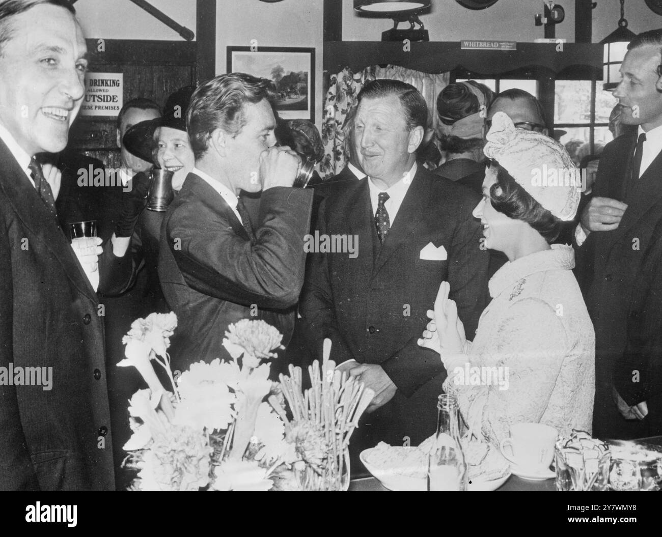 Copenaghen : la principessa Margaret , contessa di Snowdon e suo marito , il conte di Snowdon ( centro , baraccopoli di birra ) visitarono la casa pubblica britannica a Copenaghen , dove la principessa aprì in precedenza la mostra della settimana britannica nella capitale danese - (sinistra) il sig. Henneker Major , ambasciatore inglese in Danimarca . 25 settembre 1964 ©TopFoto Foto Stock